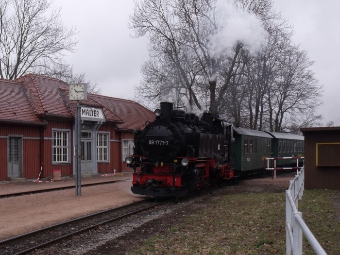 99 1771 mit P 5002 hält im Bahnhof Malter am gleichnamigen Stausee bei ziemlich üblem Wetter: naßkalt und Dauerregen, um 10:18h am 26.03.2011 99 1771 mit P 5002 hält im Bahnhof Malter am gleichnamigen Stausee bei ziemlich üblem Wetter: naßkalt und Dauerregen, um 10:18h am 26.03.2011