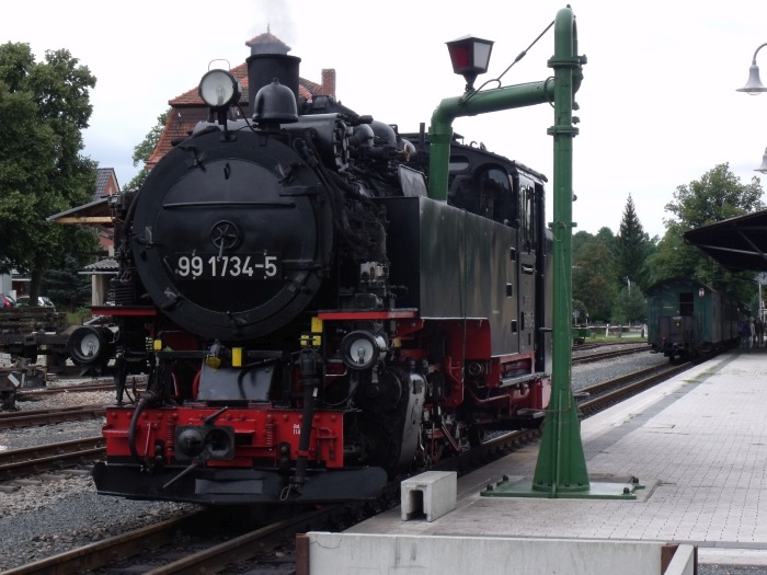 99 1734 am Wasserkran am Bahnsteigende in Dippoldiswalde, um 13:04h am 25.07.2011 99 1734 am Wasserkran am Bahnsteigende in Dippoldiswalde, um 13:04h am 25.07.2011