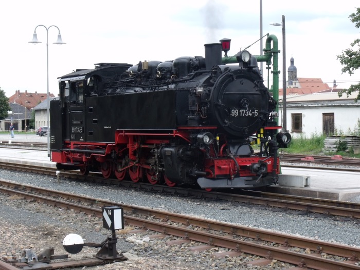 99 1734 am Wasserkran am Bahnsteigende in Dippoldiswalde, um 13:04h am 25.07.2011 99 1734 am Wasserkran am Bahnsteigende in Dippoldiswalde, um 13:04h am 25.07.2011