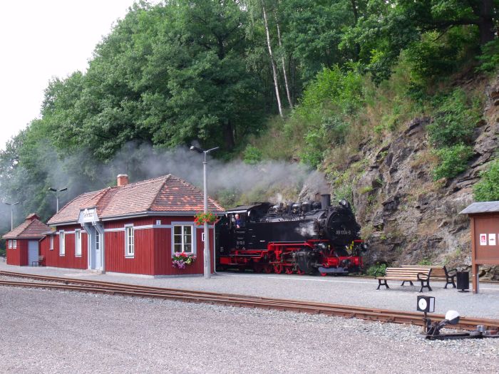 99 1734 mit P 5008 in Seifersdorf, um 17.10h am 25.07.2011 99 1734 mit P 5008 in Seifersdorf, um 17.10h am 25.07.2011