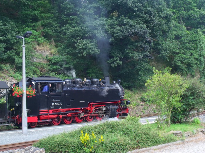 99 1734 mit P 5008 in Seifersdorf, um 17.10h am 25.07.2011 99 1734 mit P 5008 in Seifersdorf, um 17.10h am 25.07.2011