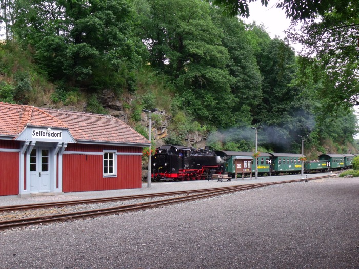 99 1734 mit P 5008 in Seifersdorf, um 17.10h am 25.07.2011 99 1734 mit P 5008 in Seifersdorf, um 17.10h am 25.07.2011