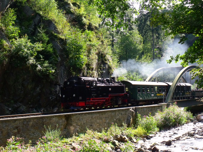 99 1746 Tv mit P 5007 abwärts fahrend im Spechtritzgrund an der neu gebauten Roten Weißeritz-Brücke oberhalb vom Bahnhof Rabenau, um 15:38h am 29.08.2011 99 1746 Tv mit P 5007 abwärts fahrend im Spechtritzgrund an der neu gebauten Roten Weißeritz-Brücke oberhalb vom Bahnhof Rabenau, um 15:38h am 29.08.2011