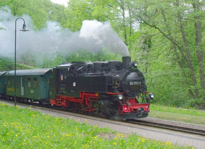 99 1771 mit P 5008 Freital->Dippoldiswalde, direkt am Bahnsteig Haltepunkt Spechtritz im Rabenauer Grund, um 17:05h am 09.05.2012 99 1771 mit P 5008 Freital->Dippoldiswalde, direkt am Bahnsteig Haltepunkt Spechtritz im Rabenauer Grund, um 17:05h am 09.05.2012