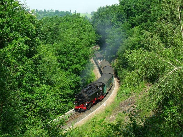99 1771 mit dem Zug P 5002 in der Kurve am alten Steinbruchhang zwischen Seifersdorf und Malter, um 10:14h am 10.06.2014 99 1771 mit dem Zug P 5002 in der Kurve am alten Steinbruchhang zwischen Seifersdorf und Malter, um 10:14h am 10.06.2014