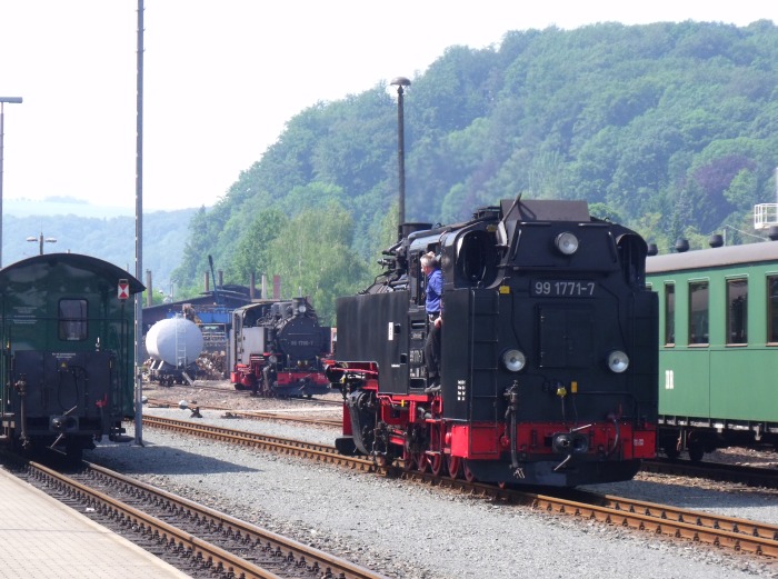 99 1771 ist soeben mit P 5003 in Freital‑Hainsberg eingetroffen und setzt nun um ins Betriebswerk, dabei fährt sie an der „kalt“ im Betriebsgelände abgestellten 99 1790 vorbei, um 11.26h am 10.06.2014 99 1771 ist soeben mit P 5003 in Freital‑Hainsberg eingetroffen und setzt nun um ins Betriebswerk, dabei fährt sie an der „kalt“ im Betriebsgelände abgestellten 99 1790 vorbei, um 11.26h am 10.06.2014