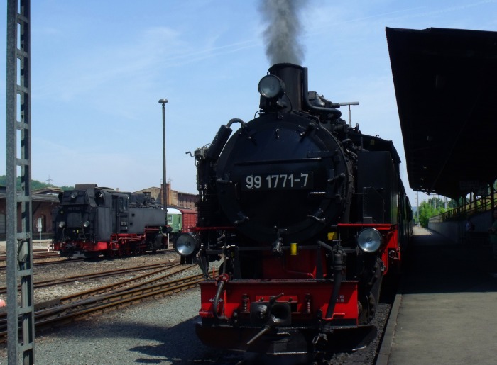 99 1771 vor dem P 5006, mit dem ich dann mitfuhr, am Bahnsteig in Freital‑Hainsberg, um 12:06h am 10.06.2014 99 1771 vor dem P 5006, mit dem ich dann mitfuhr, am Bahnsteig in Freital‑Hainsberg, um 12:06h am 10.06.2014