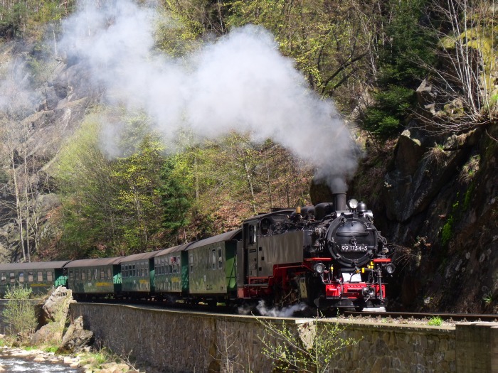 99 1734 mit P 5006 kurz hinter Rabenau an der bekannten Steinmauer und den Felsen direkt vor der Weißeritzbrücke, um 14:29h am 25.04.2016 99 1734 mit P 5006 kurz hinter Rabenau an der bekannten Steinmauer und den Felsen direkt vor der Weißeritzbrücke, um 14:29h am 25.04.2016