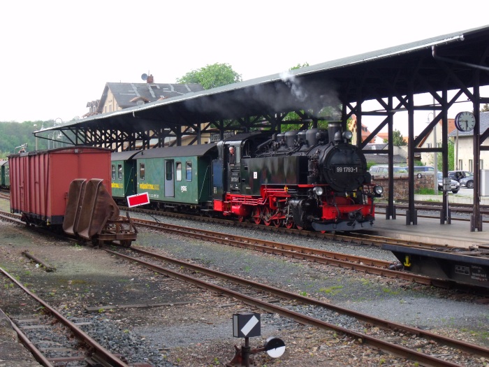 99 1793 mit P 5008 rollt im Bahnhof Dippoldiswalde ein, natürlich unter dem markanten Bahnsteigdach fotografiert, um 17:30h am 13.05.2017 99 1793 mit P 5008 rollt im Bahnhof Dippoldiswalde ein, natürlich unter dem markanten Bahnsteigdach fotografiert, um 17:30h am 13.05.2017