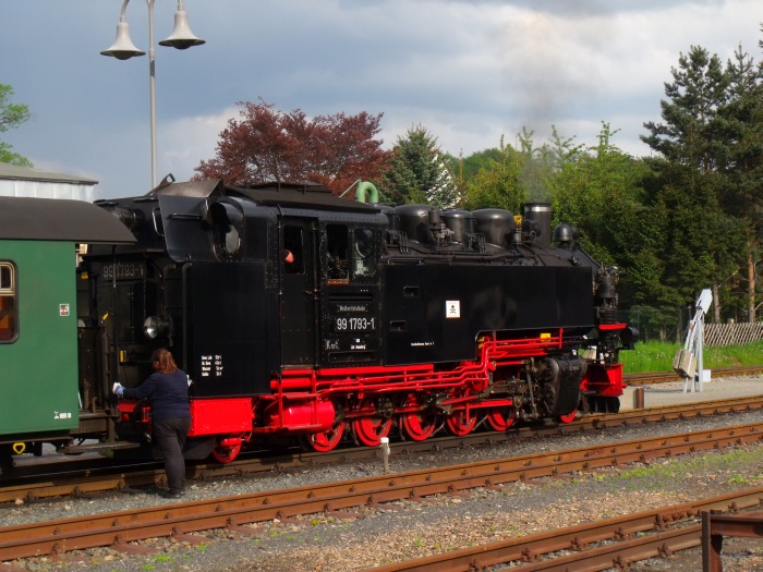 99 1793 vorm P 5008 im Bahnhof Dippoldiswalde wird nun abgekuppelt, vevor sie Wasser erhält, 17:31h am 13.05.2017 99 1793 vorm P 5008 im Bahnhof Dippoldiswalde wird nun abgekuppelt, vevor sie Wasser erhält, 17:31h am 13.05.2017