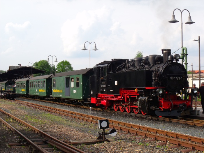 99 1793 vorm P 5008 im Bahnhof Dippoldiswalde am Wasserkran 17:33h am 13.05.2017 99 1793 vorm P 5008 im Bahnhof Dippoldiswalde am Wasserkran 17:33h am 13.05.2017