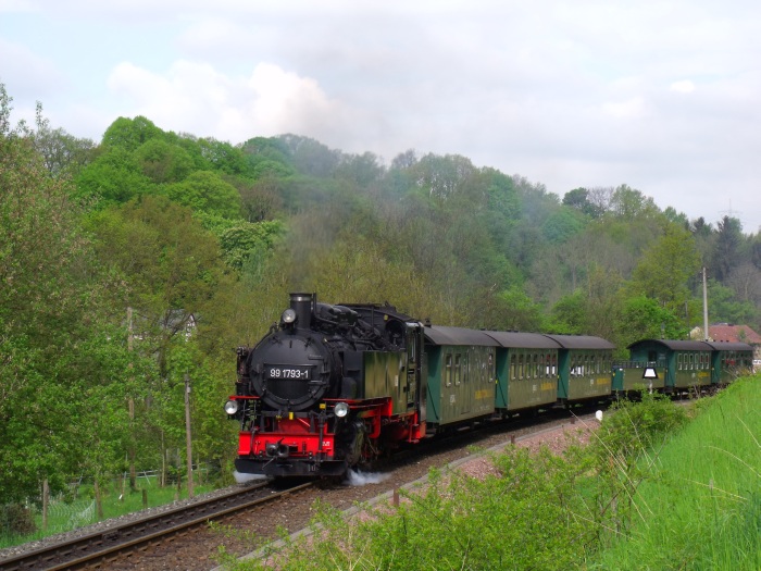 99 1793 mit dem P 5002 hinter Ausfahrt Seifersdorf - auch wieder unübersehbar wohl (?) - um 10:13h am 15.05.2017 99 1793 mit dem P 5002 hinter Ausfahrt Seifersdorf - auch wieder unübersehbar wohl (?) - um 10:13h am 15.05.2017