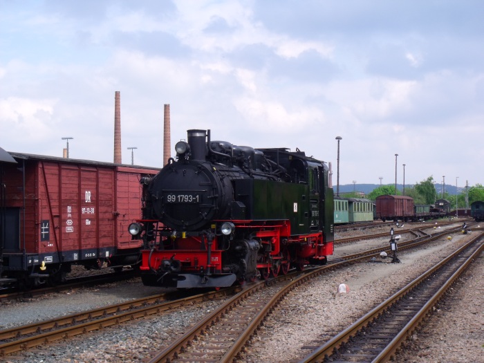 99 1793 ist soeben mit P 5002 hier eingetroffen fährt nun in Richtung Bw, Schmalspur-Bahnhof Freital‑Hainsberg, um 11:30h am 15.05.2017 99 1793 ist soeben mit P 5002 hier eingetroffen fährt nun in Richtung Bw, Schmalspur-Bahnhof Freital‑Hainsberg, um 11:30h am 15.05.2017