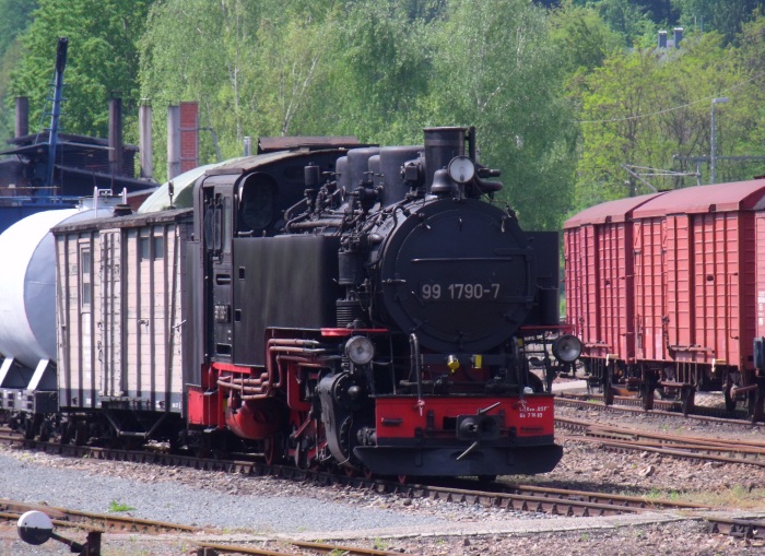 99 1790 fotogen vor Dienstwagen beim Betriebswerk Freital‑Hainsberg abgestellt, um 11:30h am 15.05.2017 99 1790 fotogen vor Dienstwagen beim Betriebswerk Freital‑Hainsberg abgestellt, um 11:30h am 15.05.2017