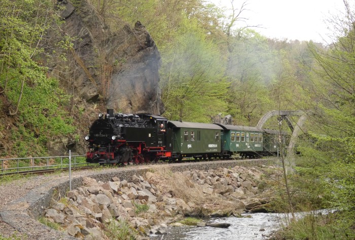 99 1734 vor dem P 5002 nun wieder ganz hoch fahrend mit Kipsdorf als Ziel, fotografiert an der bestens bekannten Weißeritz-Brücke hinter Rabenau, um 13:48h am 22.04.2025 99 1734 vor dem P 5002 nun wieder ganz hoch fahrend mit Kipsdorf als Ziel, fotografiert an der bestens bekannten Weißeritz-Brücke hinter Rabenau, um 13:48h am 22.04.2025