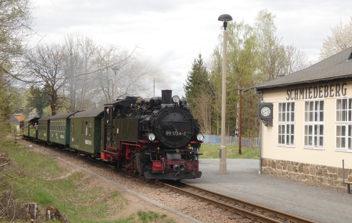 99 1734 mit P 5002 einfahrend in Schmiedeberg, um 14:45h am 22.04.2025 99 1734 mit P 5002 einfahrend in Schmiedeberg, um 14:45h am 22.04.2025