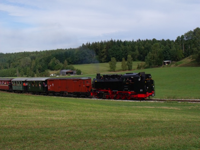 99 788 Tv mit Zug nach Ochsenhausen zum dortigen Bahnhofsfest, deshalb auch etwas überfüllt, bei Wennedach, um 11:26h am 13.09.2015