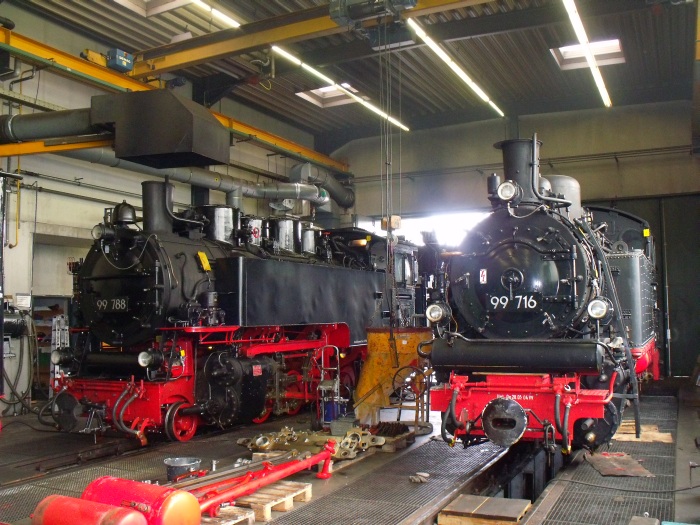 99 788 neben der zurzeit in Untersuchungsarbeiten befindlichen 99 716 in der Lokhalle der Bahn in Warthausen, um ca.8:30h am 25.05.2017
