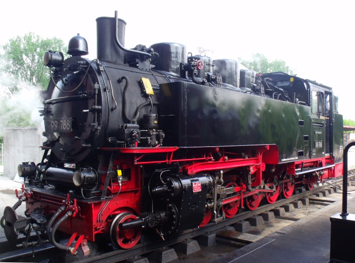 99 788 fährt aus der Halle heraus zum Kohlenkran, Warthausen um 9:42h am 25-05.2017