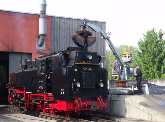 99 788 erhält die für die erste Fahrt an diesem Tag erforderlichen Kohlemengen mittels des elektrischen Krans vor der Lokhalle, um 9:43h am 25.05.2017