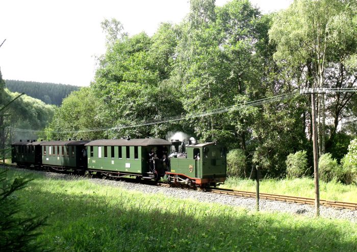 No 54 Tv mit Zug Nr.10 auf der Preßnitztalbahn abwärts, kurz oberhalb vor Bahnhof Schlössel, um 10:14h am 23.07.2011
