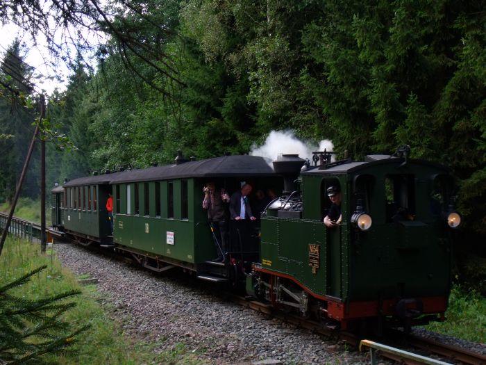 No 54 Tv mit Zug 12 abwärts auf der Preßnitztalbahn, fotografiert direkt am „Loreleifelsen“ bei der Schwarzwasser-Brücke, um 12:19 am 28.08.2011