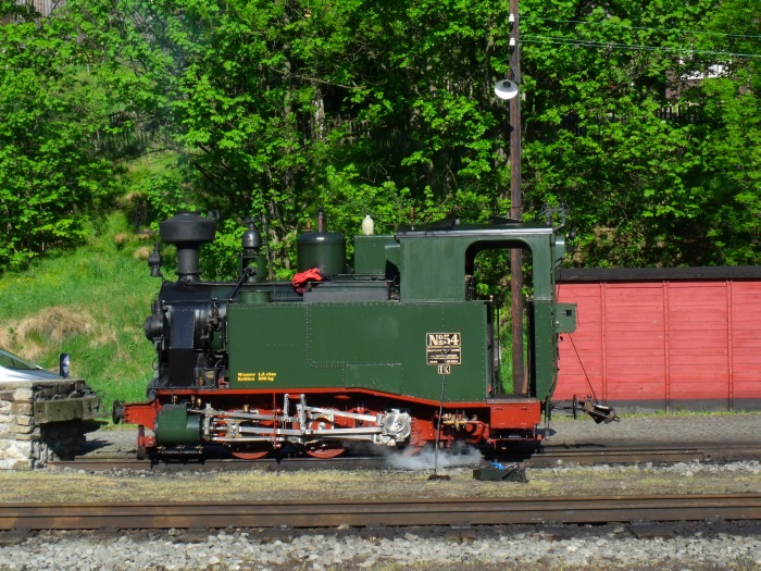 No 54 wird nun am Samstag vor Pfingsten, dem 26.05.2012, ebenfalls bereit gemacht, steht dafür ganz vorn in den Gleisanlagen in der Nähe des Kohlehaufens, Bw-Gelände in Jöhstadt. Foto um 8:16h
