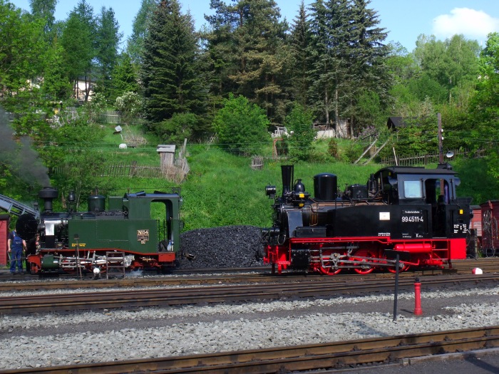 No.54 und 99 4511 nebeneinander nahe der Bekohlungsstelle im Bw Jöhstadt, um 9:15h am 26.05.2012