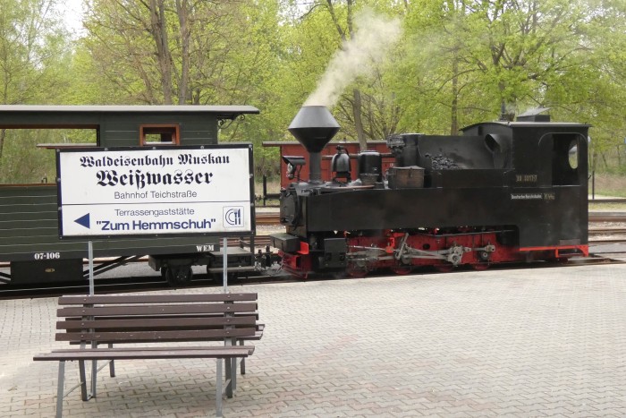 99 3317 Tv vor erstem Zug nach Bad Muskau in Weißwasser-Teichstraße, um 9:11h am 18.04.2025