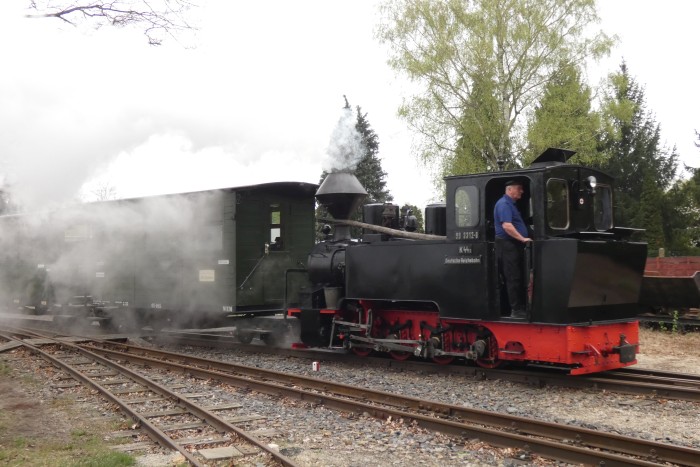 99 3312 Tv stellt dann anschließend auch die Wagen für den ersten Zug Richtung Kromlau bereit, um 9:28h, natürlich auch am 18.04.2025