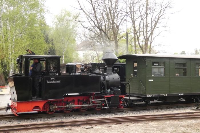 99 3312 Tv vor dem Zug nach Kromlau von der anderen Seite aus fotografiert, um 9:31h am 18.04.2025