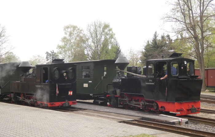links 99 3317 Tv vor Zug nach Bad Muskau und rechts daneben 99 3312 Tv vor dem Zug Richtung Kromlau am Bahnsteig im Bahnhof Weißwasser-Teichstraße, um 9:34h am 18.04.2025