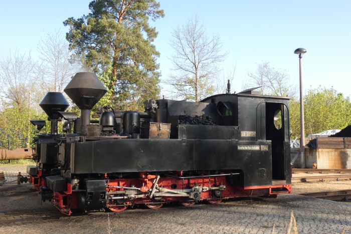 99 3317 und dahinter 99 3315 vor dem Lokomotivschuppen der WEM in Weißwasser, um 8:20h am 20.04.2025