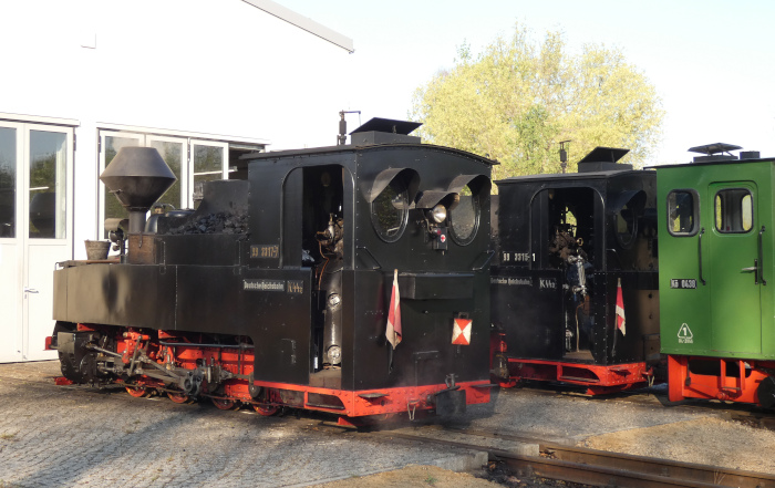 99 3317 und dahinter 99 3315 vor dem Lokomotivschuppen der WEM in Weißwasser, um 8:20h am 20.04.2025