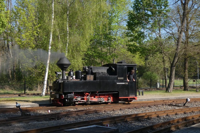 Dann endlich fährt 99 3317 wieder vor auf dem Nordende des Bahnhofs Teichtraße, um vor den Personenzug nach Muskau gekuppelt zu werden, um 9:43h am 20.04.2025