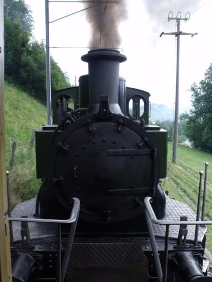 Der Blick auf die Lok Rosa  RHB 3 aus dem letzten Wagen des Zuges während der schön lauten Bergfahrt zwischen Wienacht- Tobel und Heiden, 11.19h am 04.08.2013
