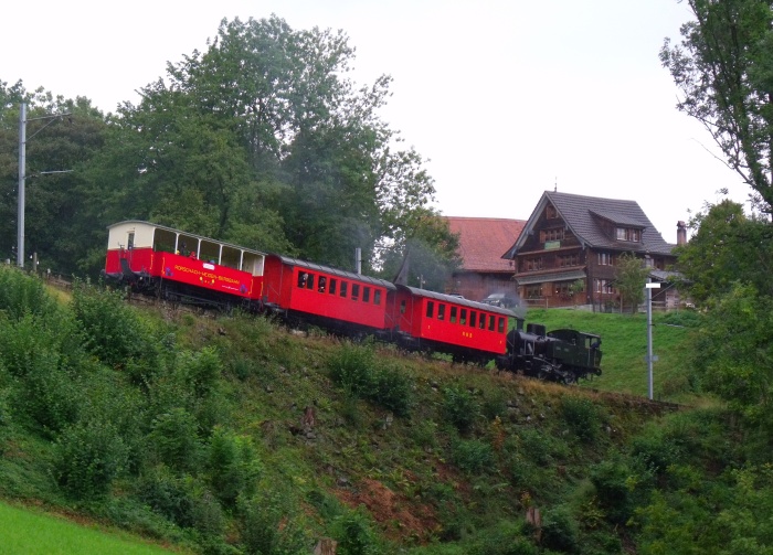 RHB 3 Tv auf Talfahrt direkt am Haltepunkt Wartensee, im HIntergrund das hübsche Haus mit dem Restaurant Windegg, um 13:23h am 06.09.2015