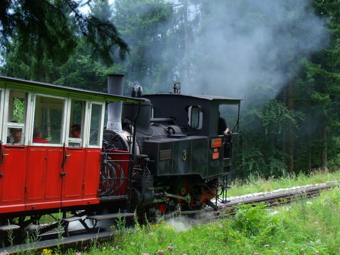 Lok 3 der AsB schiebt den Zug etwa eine Stunde zuvor hoch, nämlich um 14:13h, fotografiert bei Strecken -Km 3,0, am 03.08.2017