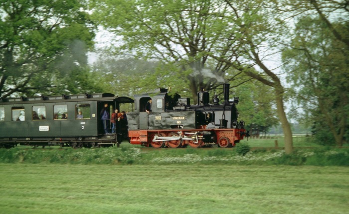 SPREEWALD mit Zug Nr.13 vor Vilsen Ost, abends um 18:13h am 14.05.2005