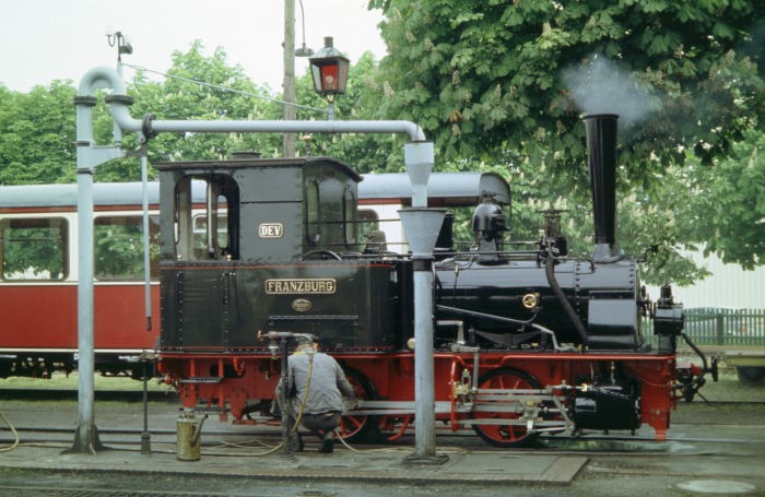 Auch FRANZBURG ist bereits unter Dampf, neben Wasserkran im Bw Bruchhausen-Vilsen, um 10:15h am 16.05.2005