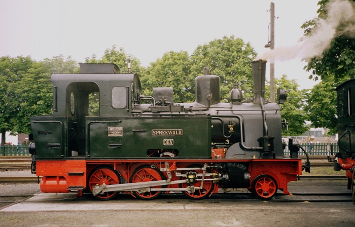 Lok SPRREWALD steht zum Wochenende- Einsatz bereit vor der Fahrzeughalle in Bruchhausen- Vilsen, um 12:0h am 03.06.2006