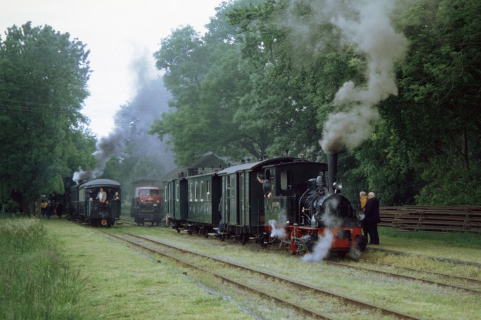 Lok FRANZBURG wartet in Heiligenberg auf die Abfahrt des Gegenzuges, vor dem Lok SPREEWALD Tv zur Abfahrt Richtunge Bruchhausen-Vilsen bereit ist, um ca.12:30h am 04.06.2006