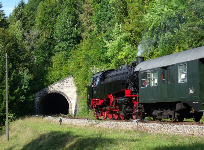 BB 262 Tv mit Zug von Blumberg nach Weizen abwärts, hinter Ausfahrt Grimmelshofen, um 10:53h am 15.09.2018