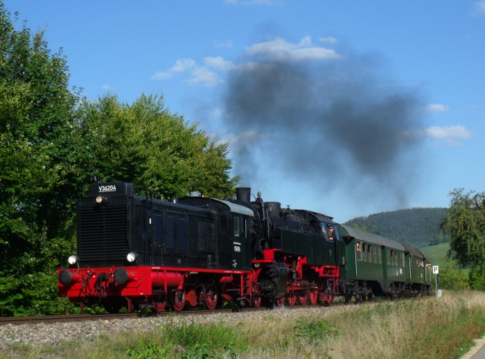 V36 204 + 262 BB mit Zug Blumberg→Weizen hinter der B314-Brücke oberhalb von Fützen, um 14:47h am 15.09.2018