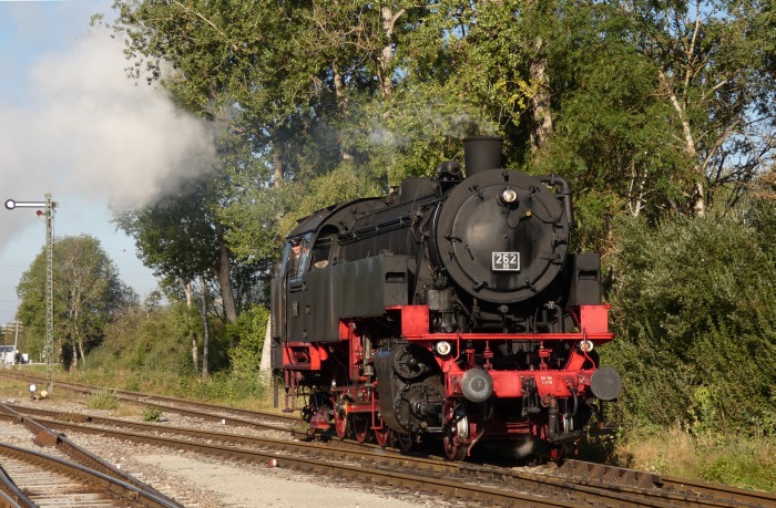 BB 262 kam gerade aus Fützen morgens an und fährt an das östliche Abstellgleis, um dort ihren Zug abzuholen, Blumberg um 9:31h am 25.09.2021