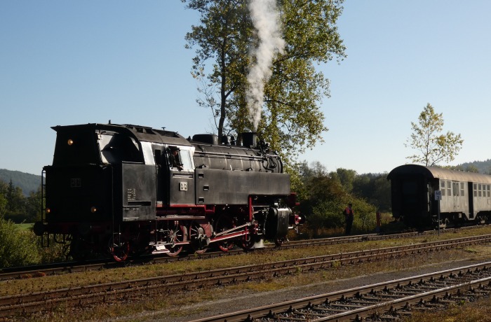 BB 262 kuppelt gleich (Tv) an den hier abgestellten Zug, um ihn an den Bahnsteig in Blumberg zu ziehen, um 9:31h am 25.09.2021