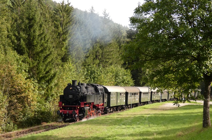BB 262 mit Zug von Weizen nach Blumberg, Ausfahrt Haltepunkt Lausheim-Blumegg, um 15:48h am 25.09.2021