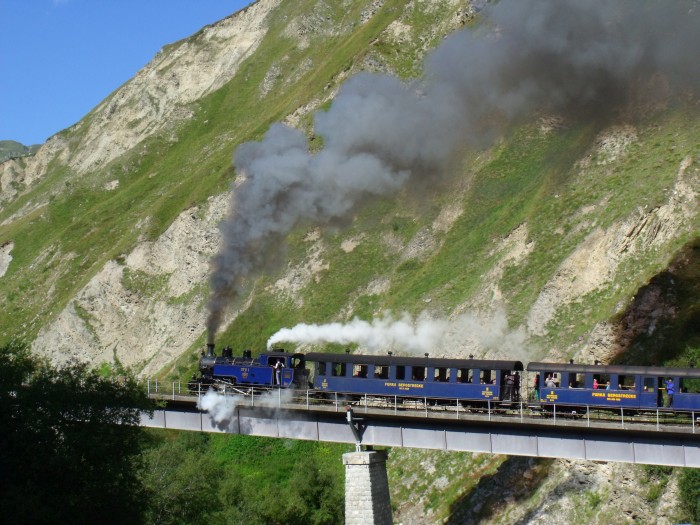 DFB 1 direkt auf der hohen Bahnbrücke (Wilerbrücke) über die Furkareuss, um 10:29h am 22.08.2014