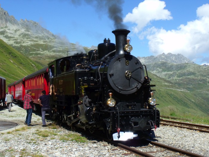 Lok BFD 9 mit dem nachmittäglichen Zug von Realp nach Gletsch, beim Halt im Bahnhof Furka (auf der Passhöhe direkt vorm Tunnel), um ca.15:00h am 22.08.2014