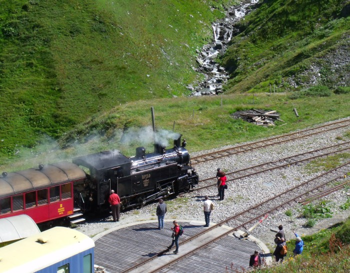 Lok BFD 9 vorm Zug beim Halt in der Station Furka
